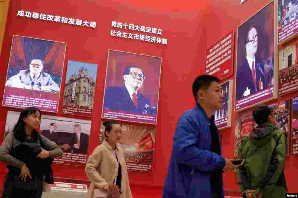 2018年11月14日,在北京的中国国家博物馆举办的中国改革开放40周年展览中,人们参观关于中国前领导人江泽民的部分。