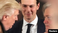 သမ္မတ Donald Trump နဲ့အတူ တွေ့ရတဲ့ အကြီးတန်း အကြံပေး Jared Kushner ။ ဇန်နဝါရီလ ၂၂ ရက် ၂၀၁၇။