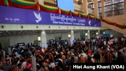 ၂၁ ရာစုပင်လုံညီလာခံ တတိယအကြိမ်မြောက် ကျင်းပရာသို့ တက်ရောက်လာသည့် ပရိသတ်အားတွေ့ရစဉ်။