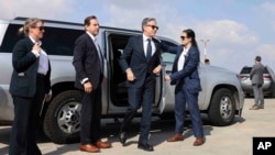 美国国务卿安东尼·布林肯(Antony Blinken)从以色列特拉维夫启程前往埃及时走下汽车。(2024年8月20日)