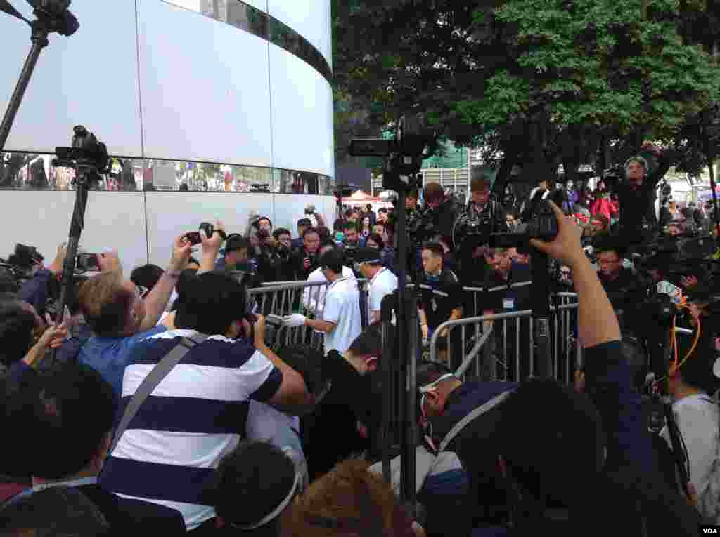 高等法院执达主任在金钟中信大厦展开清理障碍物行动(美国之音海彦拍摄)