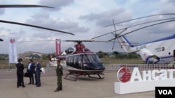 中国大量从俄罗斯采购各种直升机。2013年莫斯科航展上展出的“安萨特”式直升机(美国之音白桦拍摄)