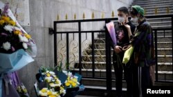 中国湖北武汉居民在清明节祭奠已故的亲人。(2020年4月4日)