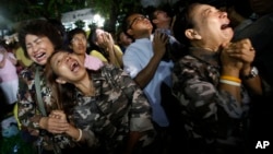 泰国王宫宣布国王普密蓬·阿杜德逝世的消息后，泰国人痛哭（2016年10月13日）