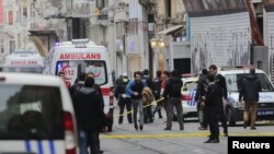 မတ်လ ၁၉ရက်နေ့က အသေခံဗုံးဖောက်ခွဲမှု ဖြစ်ပွားခဲ့သည့် အစ္စတန်ဘူးလ် မြို့လယ်နေရာကို ရဲတပ်ဖွဲ့ဝင်များက ကာကွယ်ထားစဉ်။ ဓါတ်ပုံ (REUTERS/Kemal Aslan)