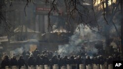 2月1日,乌克兰警方在基辅的独立广场外列队待命