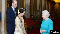 ဗြိတိန်နိုင်ငံ လန်ဒန်မြို့ကို ရောက်ရှိလာတဲ့ နိုင်ငံတော် အတိုင်ပင်ခံပုဂ္ဂိုလ် ဒေါ်အောင်ဆန်းစုကြည်ဟာ ဒီကနေ့ ဗြိတိန်ဘုရင်မကြီး၊ အိမ်ရှေ့မင်းသားတို့နဲ့ တွေ့ဆုံ။