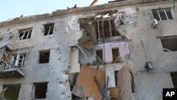 在这张由乌克兰紧急服务局提供的照片中,可以看到俄罗斯2024年9月29日夜间用制导炸弹袭击乌克兰的扎波罗热后,一栋受损的公寓楼。