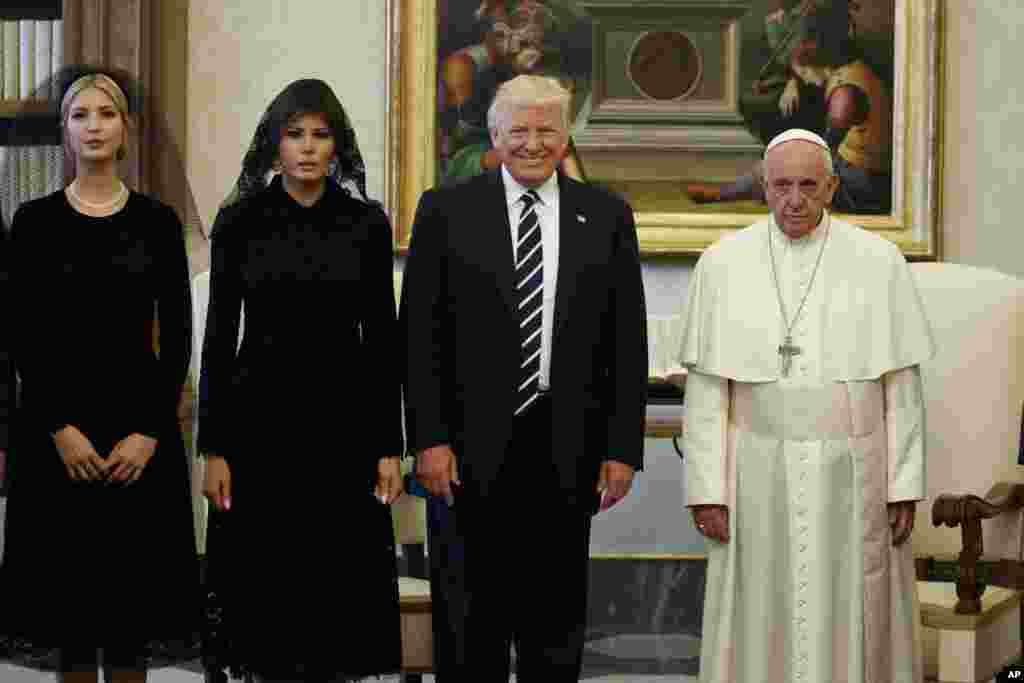 美国总统特朗普和夫人梅拉尼亚与女儿伊万卡在梵蒂冈会见天主教教宗方济各(2017年5月24日)