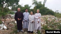 Đại đức Thích Thiện Phúc và các phật tử chùa An Cư sau khi chùa bị cưỡng chế và san bằng sáng ngày 09/11/2018. Facebook Thich Thien Phuc.