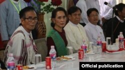 ဒေါ်အောင်ဆန်းစုကြည်နှင့်တိုင်းရင်းသားကိုယ်စားလှယ်များတွေ့ဆုံ (Photo-NLD Chairperson)