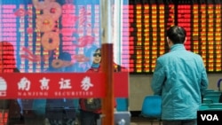 在中国江苏省南京市一名男子走进南京证券交易所。(2019年1月21日)