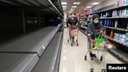 新冠病毒爆发后,恐慌的香港消费者涌入超市抢购厕纸。(2020年2月6日)