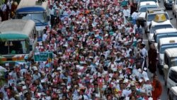 တိုင်းရင်းသားဝတ်စုံနဲ့စစ်ထောက်ခံဆန္ဒပြမှုအပေါ် ဝေဖန်မှုတိုး တိုင်းရင်းသားဝတ်စုံနဲ့စစ်ထောက်ခံဆန္ဒပြမှုအပေါ် ဝေဖန်မှုတိုး