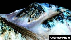 These dark, narrow, 100-meter-long streaks confirm evidence that liquid water flows on Mars surface. (Credit: NASA/JPL/University of Arizona)