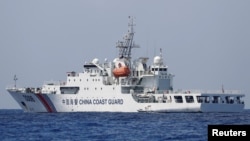 2017年4月6日,一艘中国海警船在有争议的斯卡伯勒浅滩附近巡逻。
