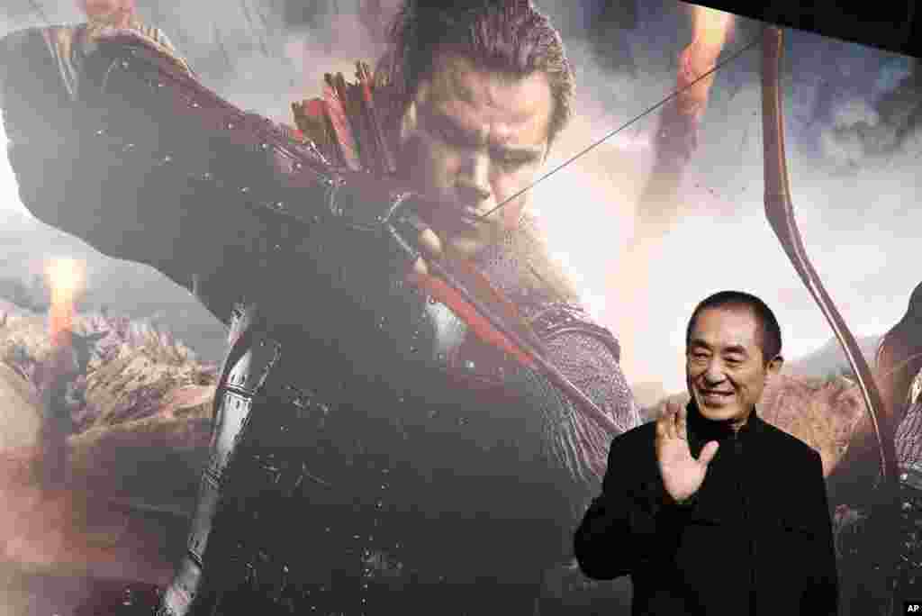 2017年2月15日,在洛杉矶的TCL中国剧院,中国导演张艺谋站在麦特・戴蒙主演的电影《长城》的海报前面