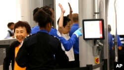 从国际航班抵达的乘客在洛杉矶国际机场的接受检查(2016年9月29日)