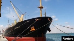 资料照片:在红海遭到胡塞武装攻击的希腊货轮抵达亚丁港。(2024年2月21日)