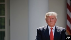 川普总统站在演讲台边