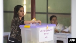 ၂၀၁၅ နိုဝင်ဘာ ရွေးကောက်ပွဲတုန်းက မဲပေးနေသူ တဦး