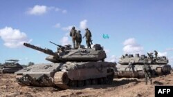 资料照片:以色列军人和坦克在加沙南部拉法城的东部集结。(2024年5月10日)