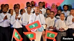 2024年4月22日，马尔代夫马累，马尔代夫总统穆罕默德-穆伊祖（Mohamed Muizzu）在其领导的人民国民大会党（PNC）赢得议会选举压倒性胜利后向支持者发表讲话。