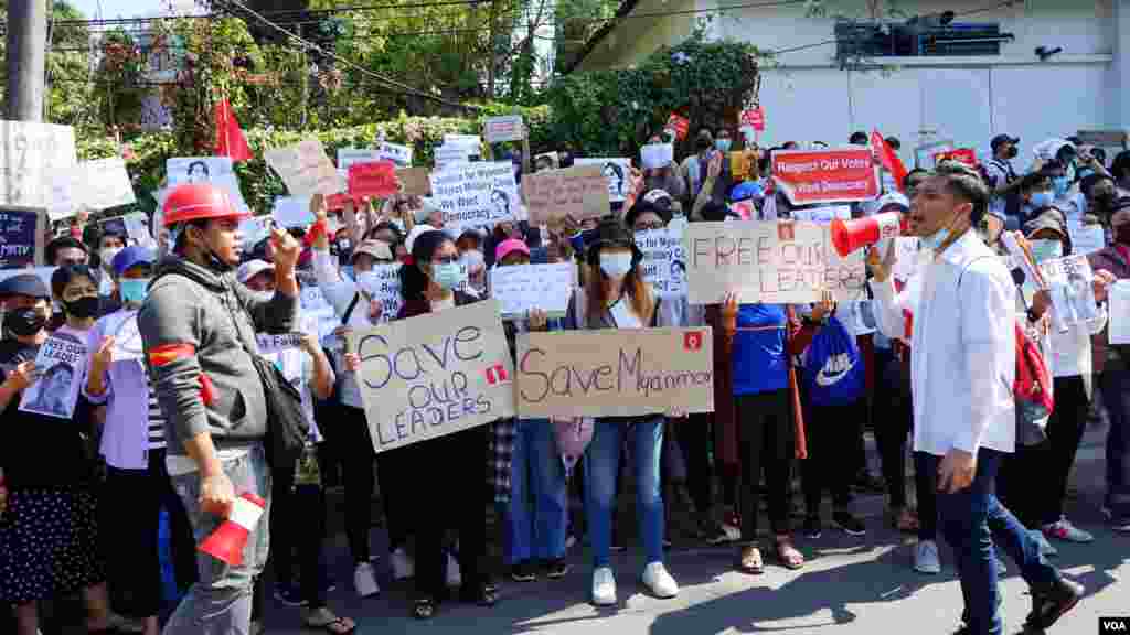 ရန်ကုန်မြို့ ကုလသမဂ္ဂရုံးရှေ့ စစ်အာဏာဆန့်ကျင်ဆန္ဒပြ မြင်ကွင်း။