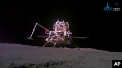 嫦娥六号探测器从月球背面采集土壤样品，于第75届国际宇航大会上亮相。(新华社／美联社发布)