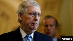 资料照片:美国参议院多数党领袖麦康奈尔在国会山与媒体交谈。(2019年6月18日)