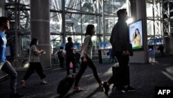 戴着口罩的旅客抵达泰国曼谷的素万那普国际机场。(2020年1月24日)