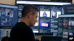 加利福尼亚州门洛帕克,一名脸书工作人员在监视平台上选举有关内容。(2018年10月17日)