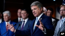 资料照:众议院外交事务委员会主席迈克尔·麦考尔在国会山的一场记者会上发表讲话。(美联社,2024年1月29日)