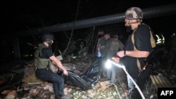 Рятувальники виносять тіло з-під завалів житлового будинку, який постраждав від російського ракетного обстрілу в Харкові, 31 травня 2024 р. США й Німеччина дозволили Україні використовувати свою зброю для ураження цілей в Росії для захисту регіону. (Фото СЕРГІЯ БОБОКА / AFP)