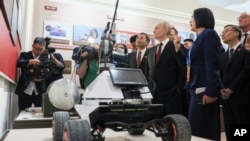 资料照:俄罗斯总统普京2024年5月17日在中国哈尔滨参观一个科技展。(克里姆林宫照片)