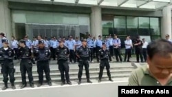 2018年6月24日,警察列队在镇江第一医院戒备,禁止老兵前往探视受伤战友。(视频截图,来自RFA)