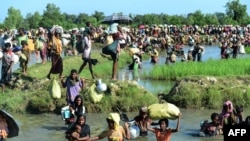 ၂၀၁၇၊ အောက်တိုဘာလ ၁၆ ရက်နေ့က ဘင်္ဂလားဒေ့ရှ်နိုင်ငံဘက်ကို ထွက်ခွါသွားကြတဲ့ ရိုဟင်ဂျာများ။