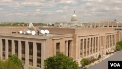 美国之音总部大楼,旁边是国会大厦