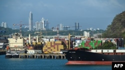 2025年2月4日,一艘货船在巴拿马城的巴尔博亚港等候穿越巴拿马运河。