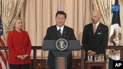 中国国家副主席习近平(中)2月14日在美国务卿克林顿(左)为其所设的午宴上讲话,美国副总统拜登(右)出席午宴并讲话。