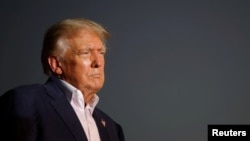 资料照- 美国前总统在亚利桑那州举行支持者大会。