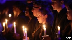 资料照:英国伦敦的民众在2020年1月27日“大屠杀纪念日”点燃蜡烛举行纪念仪式。