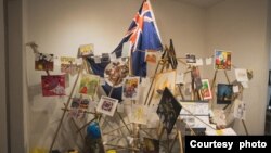 多伦多展览画廊内,呈现出香港连侬墙的缩影。(主办方“我地” NGO DEI 提供)