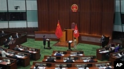 2022年,新当选的香港议员特首林郑月娥监誓下“宣誓”就任。(美联社)