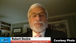 美国国务院民主、人权及劳工事务局助理国务卿罗伯特·德斯特罗2020年4月29日通过视频从美国维吉尼亚州家中对在台北参加“全球合作及训练架构”线上工作坊与会人士发表开幕讲话。(取自台湾外交部网站)