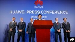 华为公司2019年3月7日在深圳召集新闻发布会宣布起诉美国政府,华为轮值董事长郭平在其他管理人员前讲话。