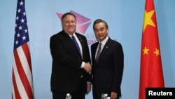 美国国务卿蓬佩奥与中国外长王毅在新加坡东盟外长会议期间举行会晤。(2018年8月3日)