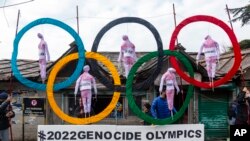 印度流亡藏人以奥运会标志制作成道具,抗议北京举办2022冬季奥运会。