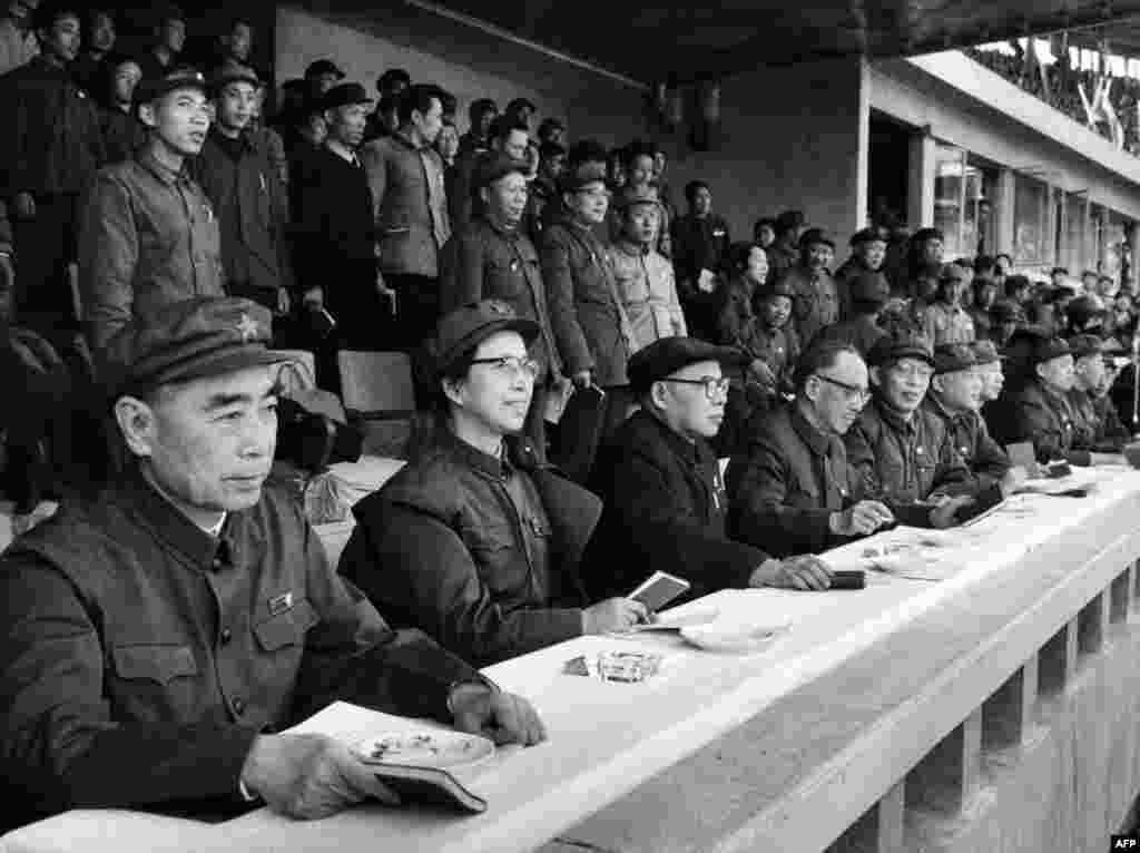 (前排左起)中共高官周恩来、江青、陈伯达、康生、张春桥、王力、杨成武、姚文元、戚本禹和关锋参加了北京市革命委员会成立大会(1967年4月21日)。其中除了陈伯达、康生之外,都穿军装。中央文革小组组长陈伯达曾经在中共党内排名第四。他后来向林彪靠拢,引起毛泽东不满。上述高官除了周恩来和杨成武之外,在文革中或文革后全部倒台。文革初期的军队代理总参谋长杨成武也在1968年3月被打倒, 同林彪亲信、空军司令吴法宪不和的空军政治委员余立金被捕, 林彪的老部下黄永胜成为总参谋长 ,这有利于林彪系统扩权。但杨成武在文革后平反复出。