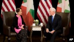 နိုင်ငံတော် အတိုင်ပင်ခံ ပုဂ္ဂိုလ် ဒေါ်အောင်ဆန်းစုကြည်နဲ့ အမေရိကန် ဒုတိယ သမ္မတ Mike Pence တို့ စကာၤပူမှာ တွေ့ဆုံဆွေးနွေးမှု